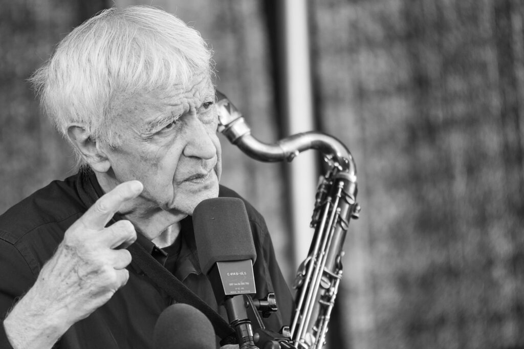 Michel Portal, 2021 - Foto: Schorle, https://commons.wikimedia.org/wiki/User:Schorle - Lizenz: https://creativecommons.org/licenses/by-sa/4.0/deed.en - Datei: https://commons.wikimedia.org/wiki/File:Trio_Michel_Portal_-_Lionel_Loueke_-_Christi_Joza_Orisha_11.jpg