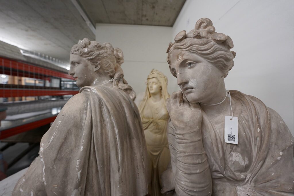 Muse Polyhymnia mit Code um den Hals © HMB