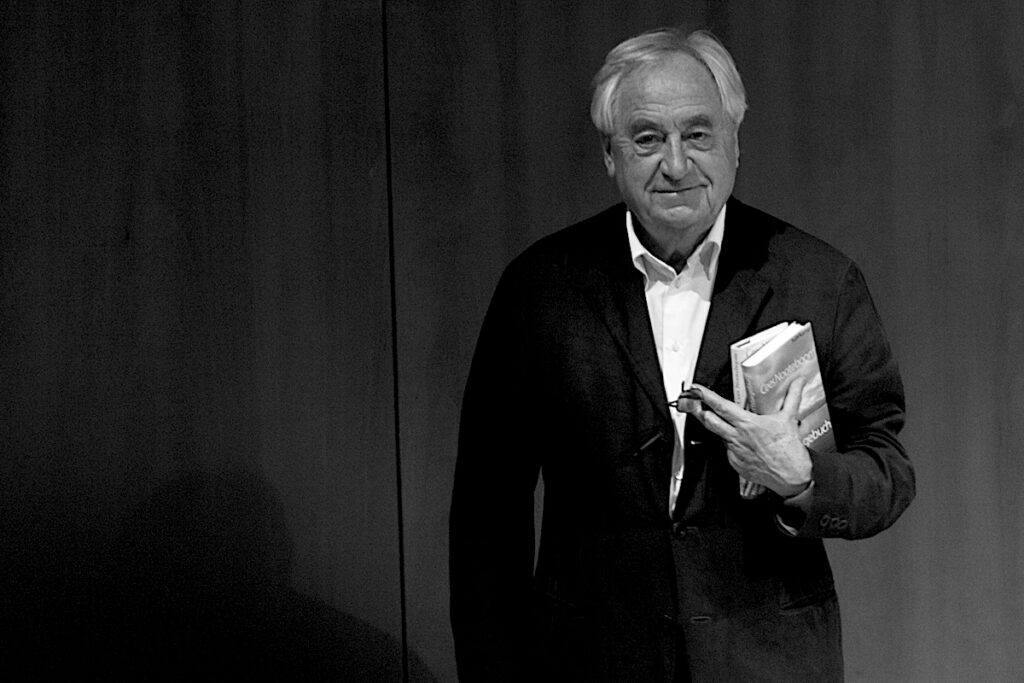 Cees Nooteboom, 2011 - Foto: Hpschaefer www.reserv-art.de - Lizenz:
https://creativecommons.org/licenses/by-sa/3.0/deed.de - Datei: https://commons.wikimedia.org/wiki/File:Nooteboom,-Cees_Koeln_170311.jpg?uselang=de