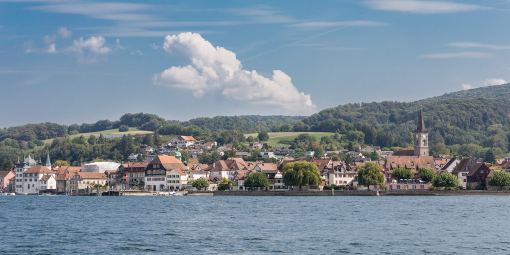 Steckborn am Untersee, 2018 - Foto: JoachimKohler-HB, https://commons.wikimedia.org/wiki/User:JoachimKohler-HB - Lizenz: https://creativecommons.org/licenses/by-sa/4.0/deed.en - Datei: https://commons.wikimedia.org/wiki/File:%22Skyline%22_von_Steckborn_am_Untersee.jpg