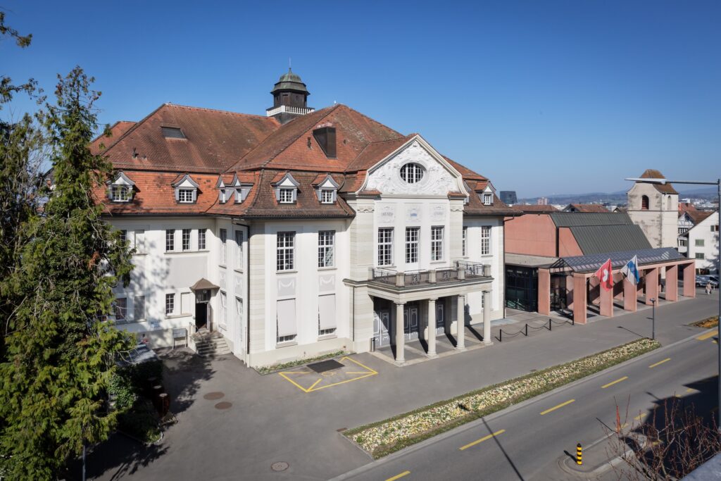 Bild: Theater Casino Zug - Foto: © Rita Palanikumar, https://www.theatercasino.ch/wir/medien