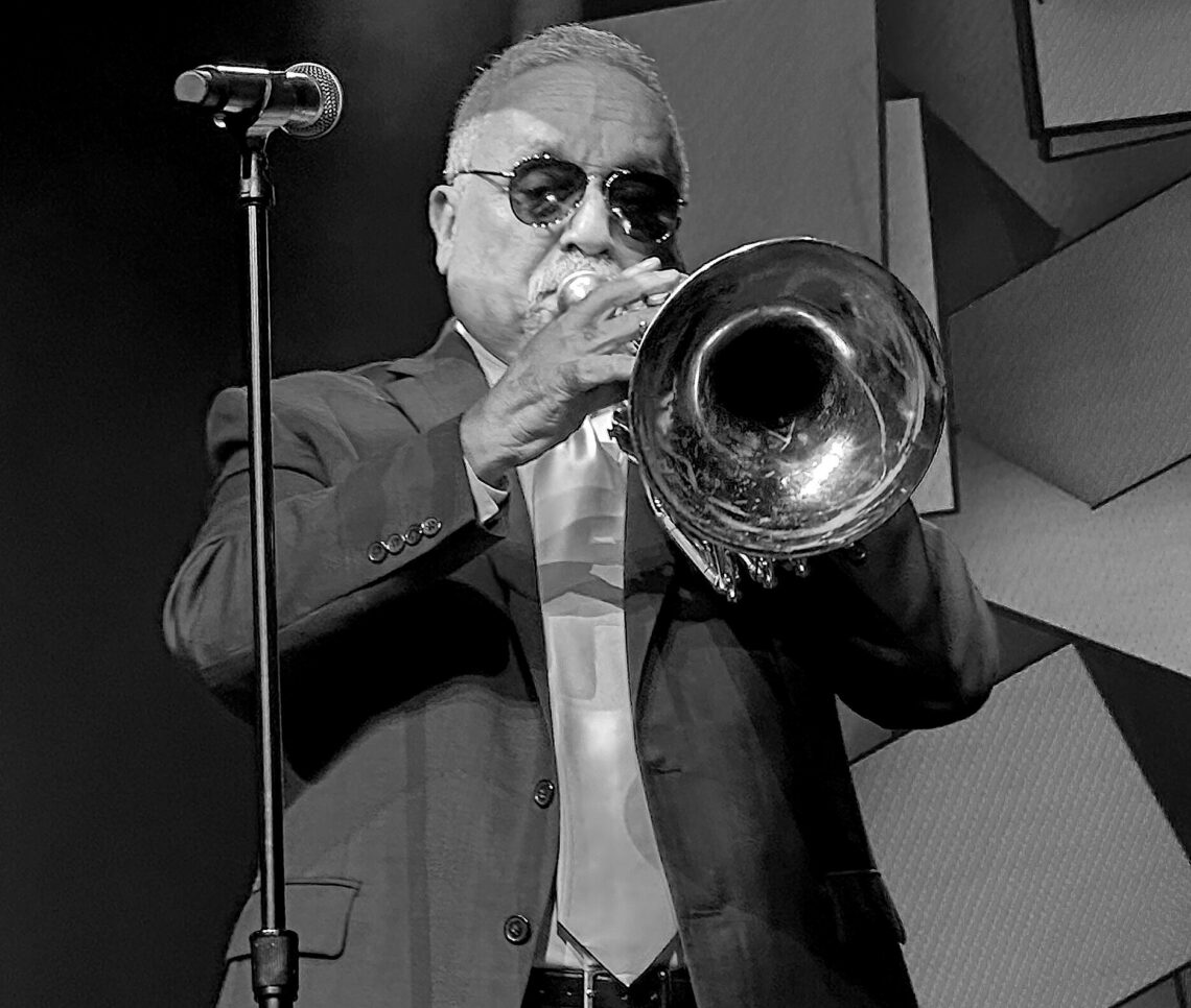 Willie Colón, 2023 - Foto: MerleEllaPatsy - Lizenz: https://creativecommons.org/licenses/by-sa/4.0/deed.en - Datei: https://commons.wikimedia.org/wiki/File:Willie_Col%C3%B3n_on_Trumpet.jpg