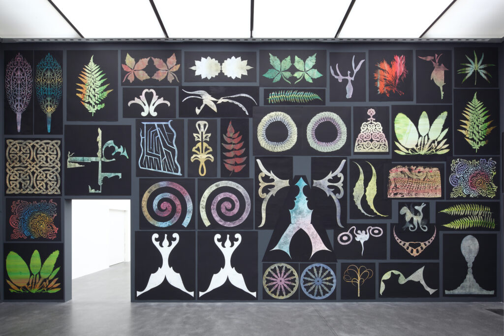 Philip Taaffe, Sanctuarium. A Room for Lucerne, 2010, Monotypie, Siebdruck auf Papier, variable Dimensionen, Ausstellungsansicht Kunstmuseum Luzern 2010, Kunstmuseum Luzern, Ankauf ermöglicht mit einem Beitrag der Zuger Kulturstiftung Landis & Gyr, Foto: Andri Stadler