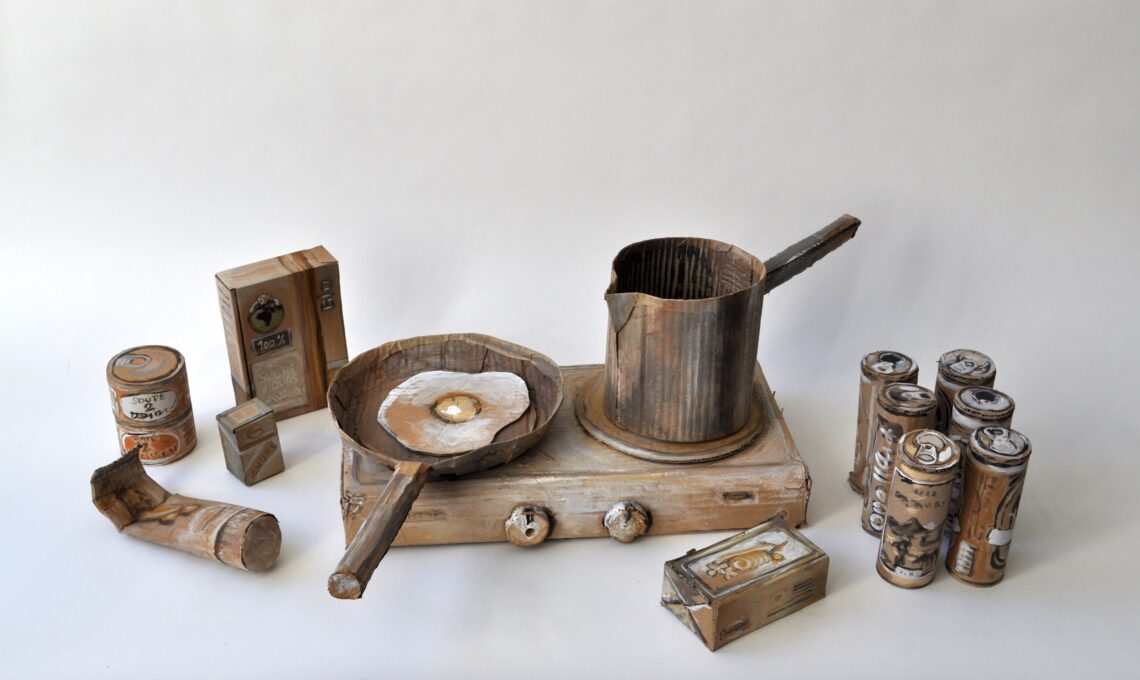 Nicolas Bernière, La kitchenette, 2024, Karton, Leim und Acryl, Masse variabel (Gesamt: 100 x 60 x 40 cm)