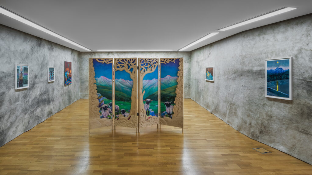 Vue de l’exposition Andriu Deplazes. Fièvre d’altitude dans le cadre du cycle d’expositions Les grandes inspirations, Musée d’art du Valais, Sion, 2026-2027 © Andriu Deplazes. Photo © Musées cantonaux du Valais, Sion / Olivier Lovey