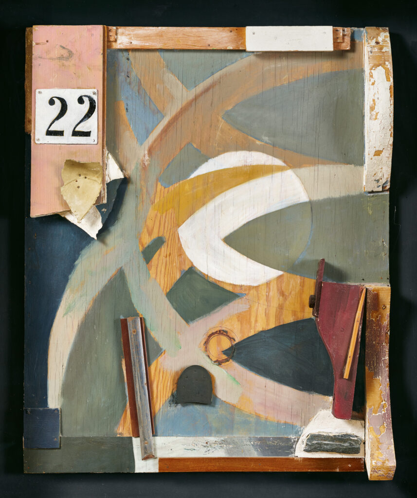 Kurt Schwitters Die frühlingstür, 1938 Assemblage, Öl, Holz Gips, Metall, Schuhabsatz, Pappe und Leder(?) auf Holz, genagelt 87,8 × 72 cm Courtesy Galerie Gmurzynska