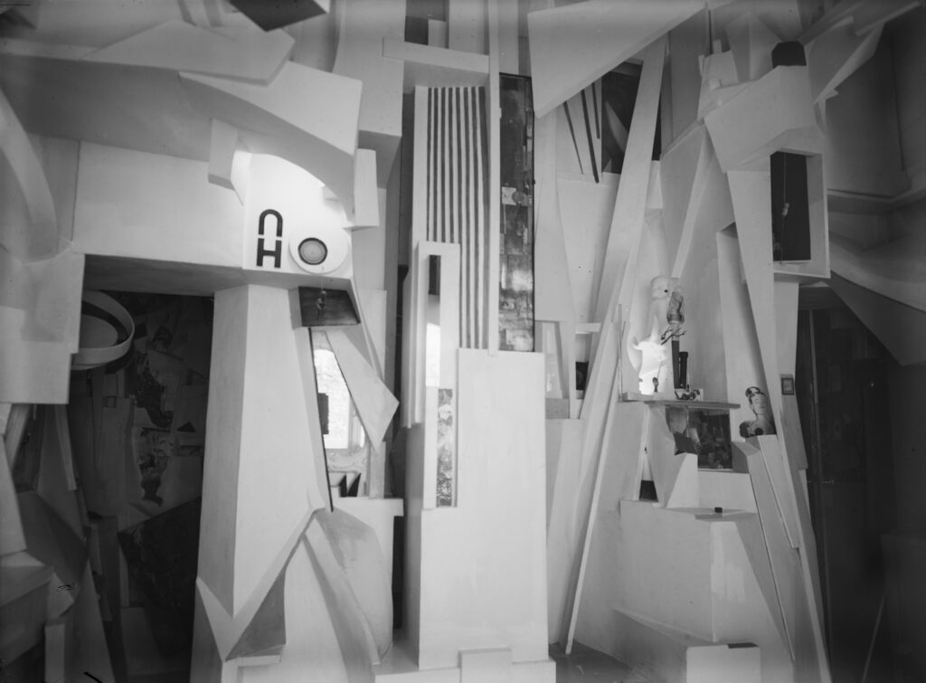 Kurt Schwitters Der Merzbau von Kurt Schwitters in Hannover (Treppeneingangsseite), Foto: Wilhelm Redmann, 1933, Digitalisat des Glasnegativs 84 × 60 cm Sprengel Museum Hannover