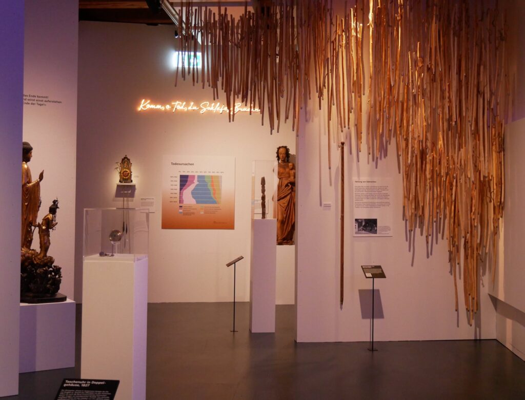 Sonderausstellung «Leben & Lassen. Spuren des Menschseins», Bereich Alter (Foto: Noemi Bearth)
