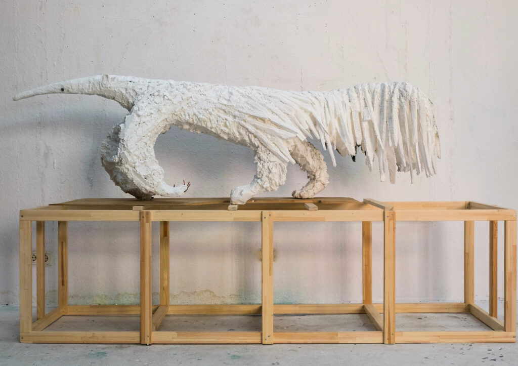 Lin May Saeed, Ameisenbär/Anteater, 2018 Styropor, Stahl, Acrylfarbe, Holzkohle 130 × 224 × 49 cm