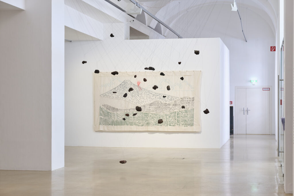 Edgar Calel, Between the Tremor and a Murmur Lies a Sunset, Installationsansicht, Kunstraum Niederoesterreich. Foto: Markus Gradwohl. Courtesy Edgar Calel und Proyectos Ultravioleta, Guatemala City, Guatemala.