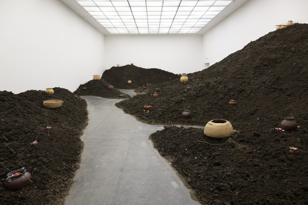 Edgar Calel, Ni Musmut, Installationsansicht, Bergen Kunsthall, 2024-2025. Foto: Thor Brødreskift. Courtesy Edgar Calel und Proyectos Ultravioleta, Guatemala City, Guatemala.