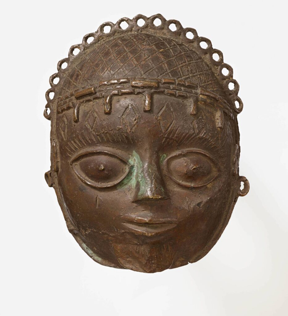 Anhängermaske, Uhunmwu-Ẹkuẹ Königliche Gilde der Bronzegiesser am Hof von Benin Nigeria, Königtum Benin, Edo, 19. Jh., Gelbguss