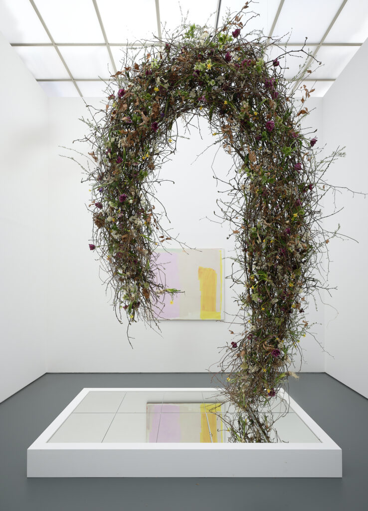 Blumen für die Kunst 3.3.–8.3.2026, Aargauer Kunsthaus Florale Interpretation: Rémy Jaggi, Trélex Werk: Barbara Müller, Ohne Titel, 2015 Nachlass Barbara Müller Foto: David Aebi