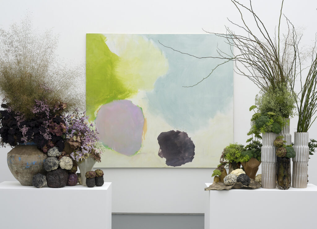 Blumen für die Kunst 3.3.–8.3.2026, Aargauer Kunsthaus Florale Interpretation: Rémy Jaggi, Trélex Werk: Barbara Müller, Ohne Titel, 2015 Nachlass Barbara Müller Foto: David Aebi
