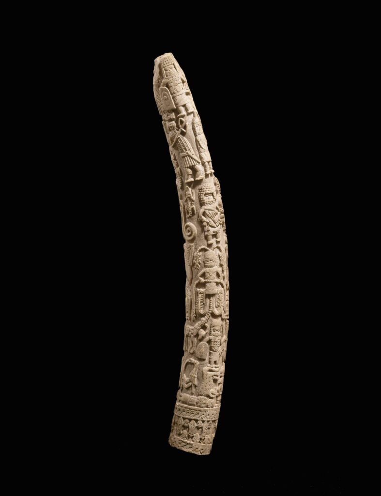 Beschnitzter Elfenbeinzahn eines Ahnenschreins, Akon’eni Elao Königliche Gilde der Elfenbeinschnitzer am Hof von Benin Nigeria, Königtum Benin, Edo, 17./18. Jh., Elfenbein