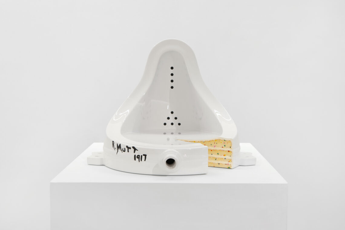 © Claire Fontaine, Is it cake?, 2024, 3D-gedruckte Skulptur, essbarer nicht essbarer Kuchen, 38 x 50 x 63 cm, Courtesy of Claire Fontaine - Foto: Fausto Brigantino