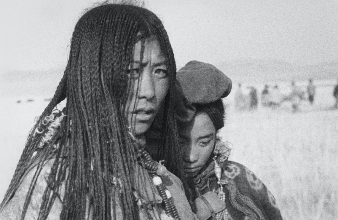 Ella Maillart, Bergères tangoutes au 108 tresses, 1935, Qinghai, République de Chine © Succession Ella Maillart et Photo Elysée, Lausanne