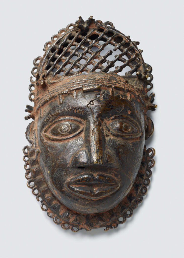 Die Uhunmwu-Ẹkuẹ (Anhängermaske) aus dem Königtum Benin wurde vermutlich im britischen Kolonialkrieg 1897 geraubt und gelangte über den Schweizer Sammler Han Coray in die Sammlung des Völkerkundemuseums. Inv.-Nr. 10009; Foto: Kathrin Leuenberger, 2021.