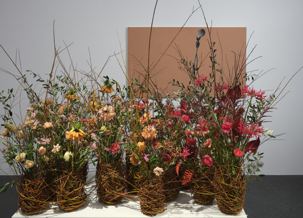 Blumen für die Kunst 3.3.–8.3.2026, Aargauer Kunsthaus Florale Interpretation: Kathrin Muggli, Hinwil Werk: Guido Nussbaum, Mikrophon, 1986 Aargauer Kunsthaus / Ankauf, 2000 Foto: David Aebi, Burgdorf