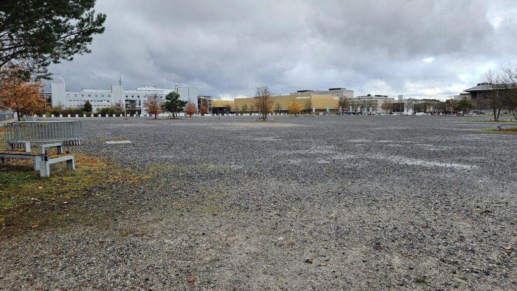 Der leere Hyspa-Platz im November 2025, Sicht von der Grossen Allmend Bern aus - Foto. DarKcHiP3 - Public Domain - Datei: https://commons.wikimedia.org/wiki/File:Hyspaplatz.jpg