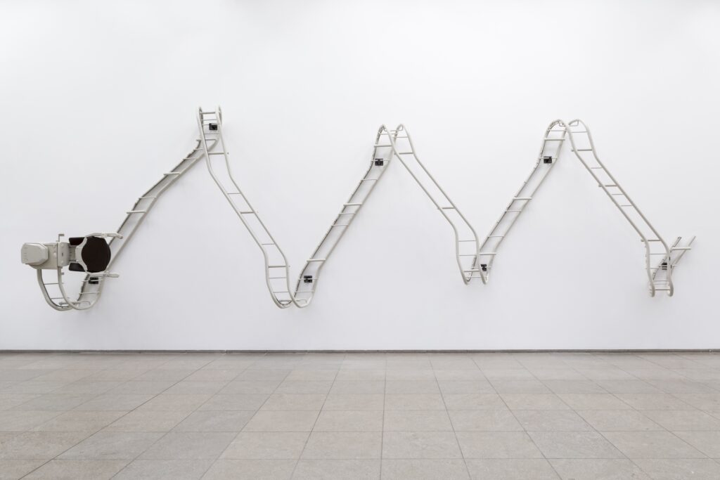 Matthias Sohr, Treppenlift-Skulptur #2, 2017. Photo: Hamburger Bahnhof – Nationalgalerie der Gegenwart, Eric Bell. Courtesy: der Künstler, Eric Bell