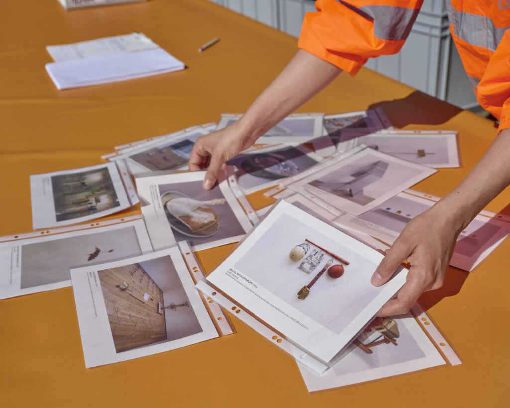 Bibliothèque des Ready-Mades, Interventionsansicht im ESREC Chânats Bellevue, 2024. Foto: Florian Luthi. Courtesy: die Künstler*innen.
