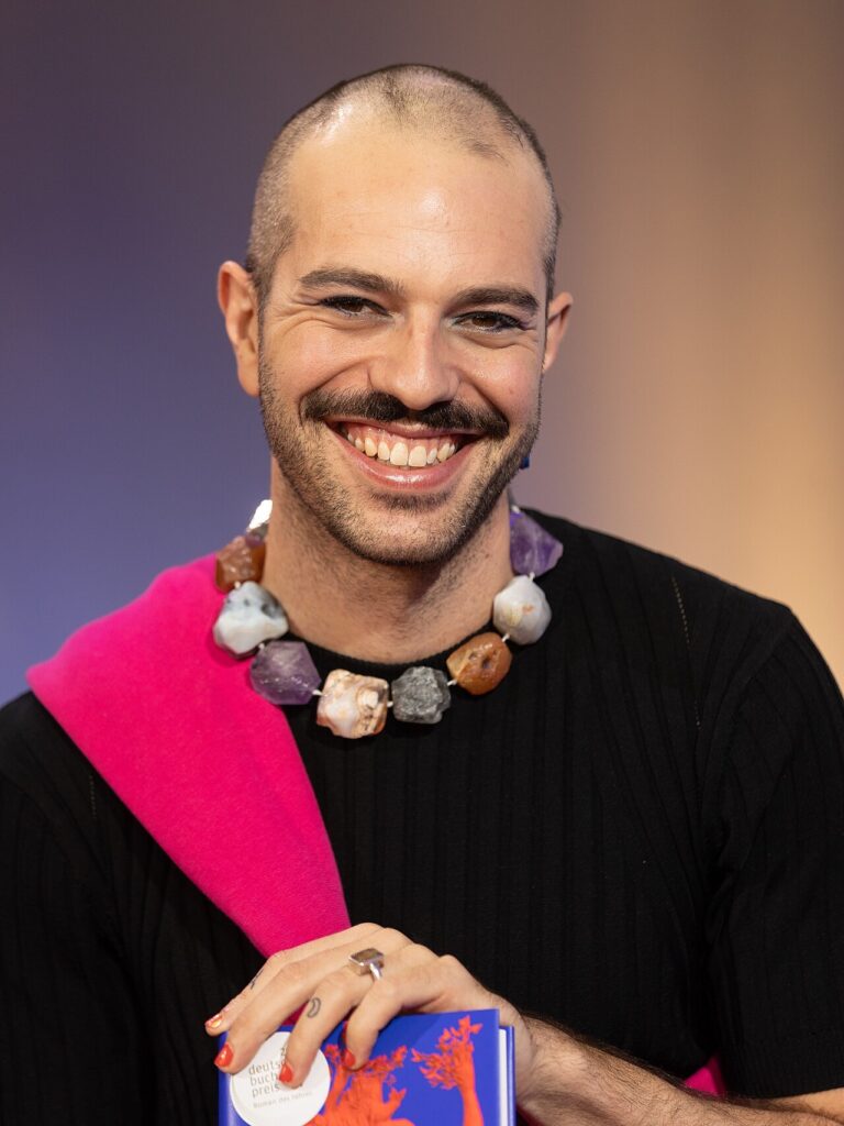 Kim de l’Horizon, 2022 - Foto: Harald Krichel, https://www.wikidata.org/wiki/Q640 - Lizenz: https://creativecommons.org/licenses/by-sa/4.0/deed.en - Datei: https://en.wikipedia.org/wiki/File:Kim_de_Horizon-62420.jpg