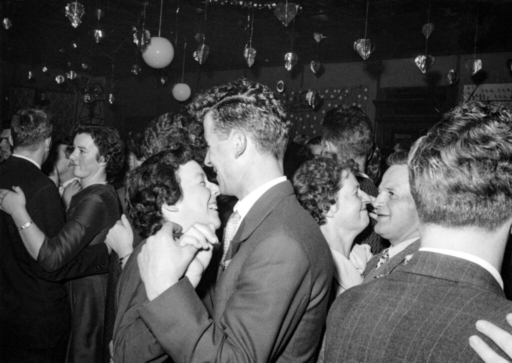 Tanzende Paare an einem Maskenball, zwischen 1942 und 1971, Staatsarchiv Nidwalden, StANW P 187-4/1