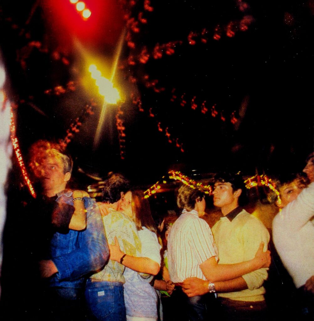 Tanzende im Dancing Tropica Wolfenschies- sen, November 1982, Foto Otmar Schmid, Uster