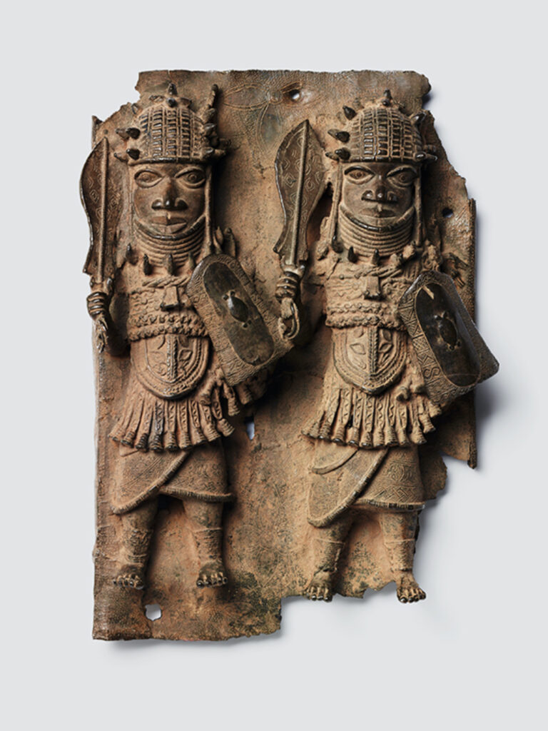 Bild aus dem Völkerkundemuseum der Universität Zürich: Diese Reliefplatte zeigt Oba-Zwillinge, also zwei Königsfiguren. Britische Truppen haben die Platte wahrscheinlich im Jahr 1897 während des Angriffs auf das Königreich Benin im heutigen Nigeria geplündert. Inv. Nr.: VMZ 10 004. Foto: Kathrin Leuenberger, 2024.
