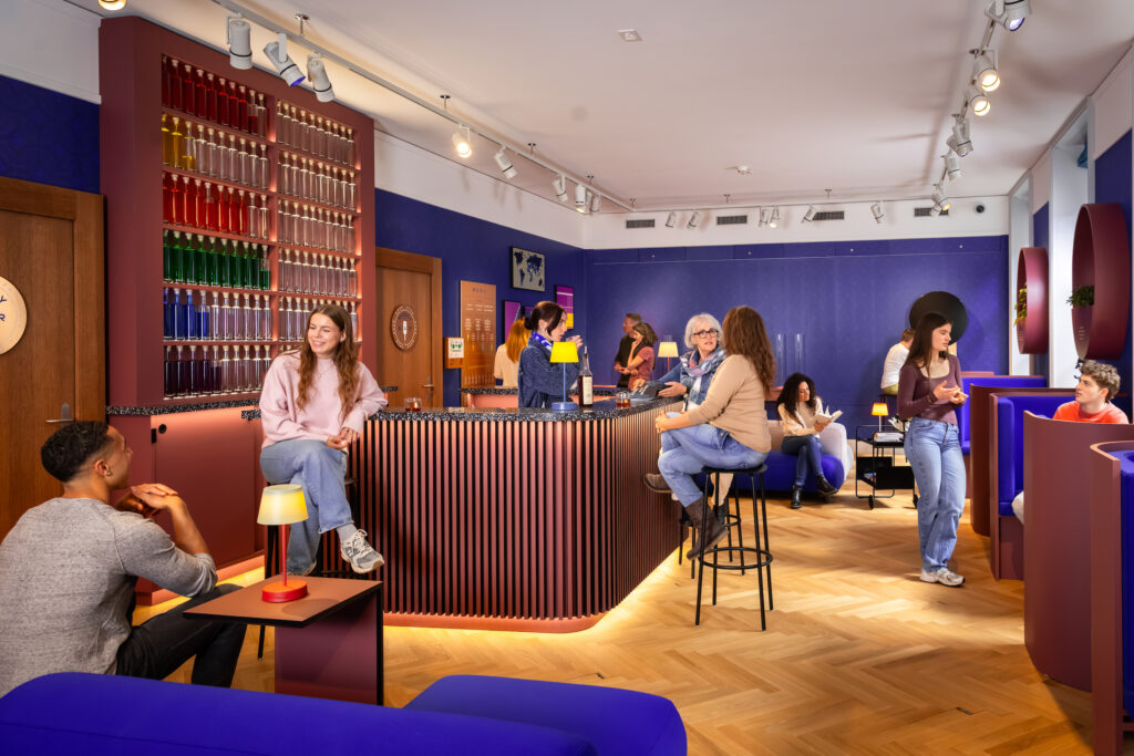 An der Money-Bar können sich Besuchende mit den Hosts des Moneyverse austauschen oder am Utopie-Telefon mehr über mögliche Geldzukünfte erfahren. Für die Pause zwischendurch hält die Jukebox Pink Floyds «Money» oder Gwen Stefanis «Rich Girl» bereit. © Moneyverse Foto: Marc Guerraz