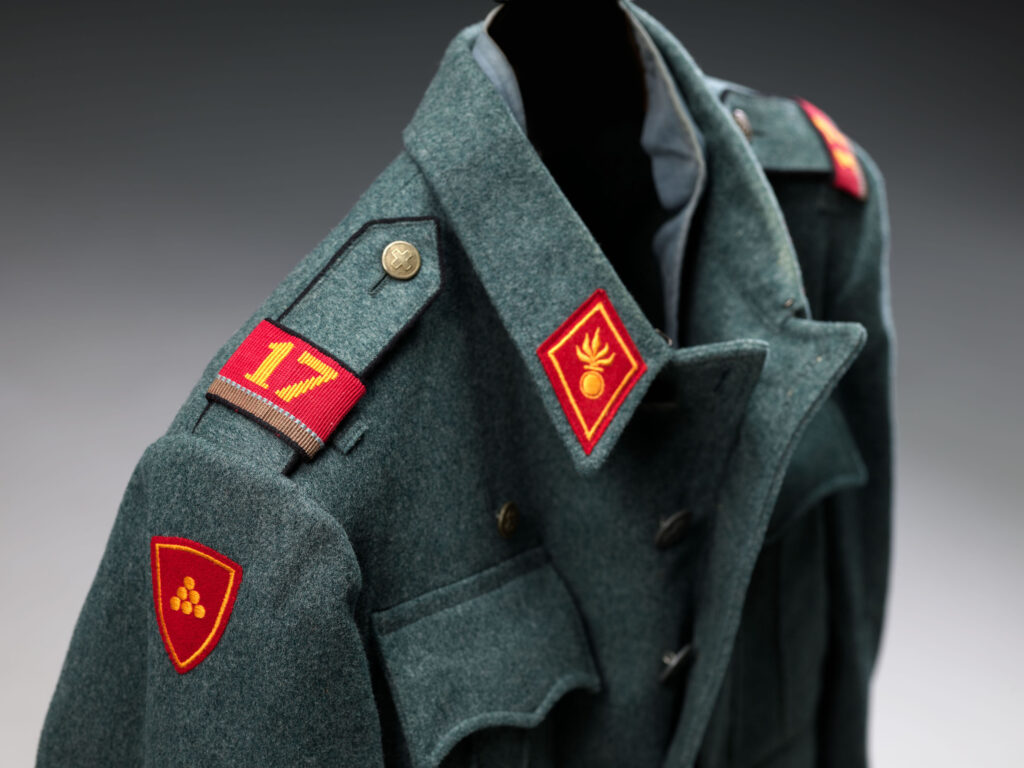 Soldat im Aktivdienst Die Ausrüstung des Kanoniers Willy Keller aus Teufen umfasst Uniformteile, Essgeschirr, Reglemente und persönliche Gegenstände. Kanonier-Ausrüstung von Willy Keller, Ordonnanz 1914–1949 © Schweizerisches Nationalmuseum