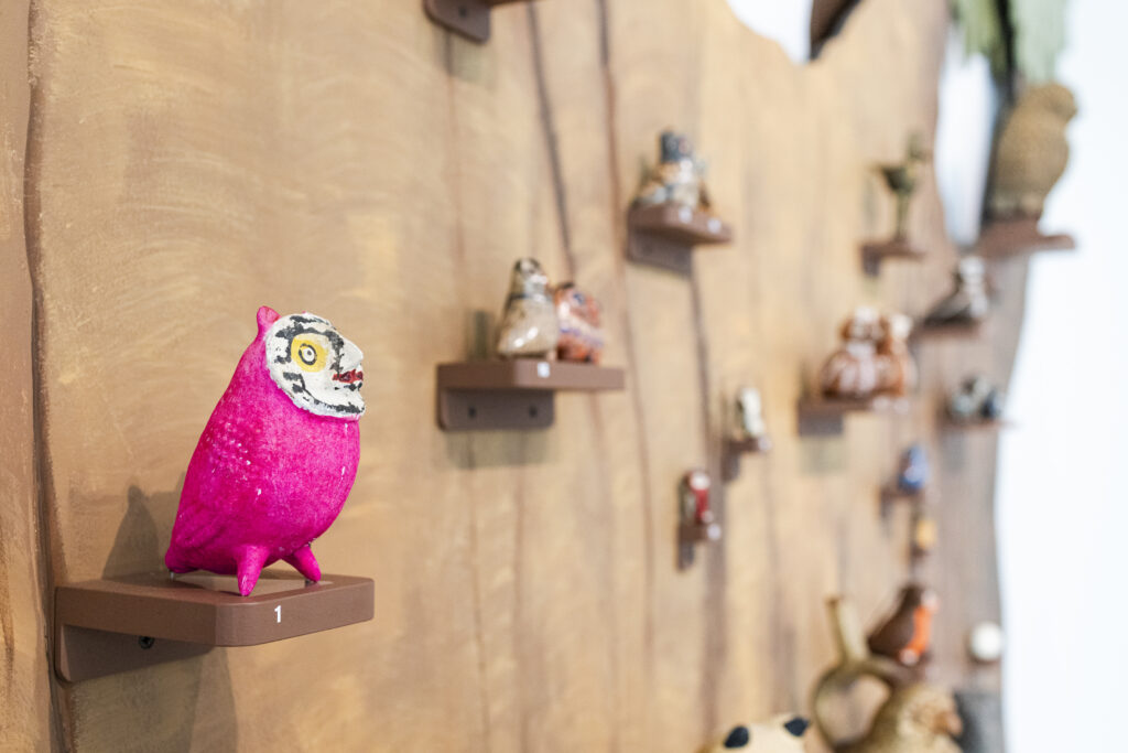 Die pinke Keramikeule ist eine Gefässflöte aus Mexiko, die vor 1973 gemacht worden ist JPEG, 2.2 MB