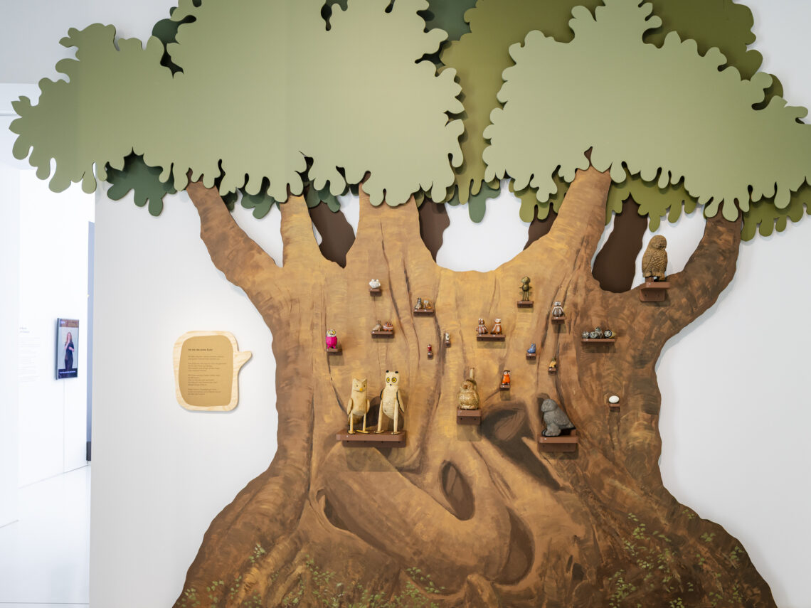 Obwohl klein, sticht die pinke Eule unter ihren Eulenfreunden zum Auftakt der Ausstellung hervor JPEG, 2.2 MB