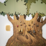 Obwohl klein, sticht die pinke Eule unter ihren Eulenfreunden zum Auftakt der Ausstellung hervor JPEG, 2.2 MB