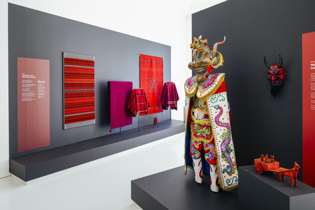 Station: Textilien – Karminrot und kolonialer Handel, Teppiche, Ponchos und Röcke aus Mittel- und Südamerika, wo die Tradition des Färbens mit Karminrot bis heute hochgehalten wird JPEG, 2.1 MB