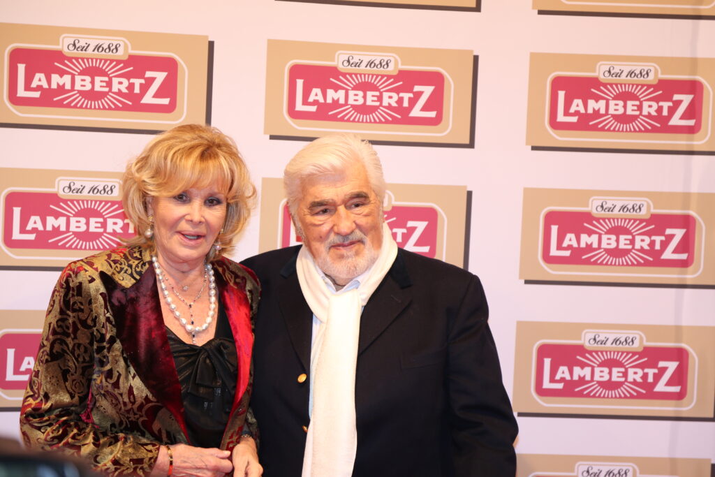 Monique und Mario Adorf, 2017 - Foto: 9EkieraM1, https://commons.wikimedia.org/wiki/User:9EkieraM1 - Lizenz: https://creativecommons.org/licenses/by-sa/3.0/deed.en - Datei: https://commons.wikimedia.org/wiki/File:AV0A6222_Mario_Adorf,_Monique_Adorf.jpg #MarioAdorf #CHcultura @CHculturaCH ∆cultura cultura+