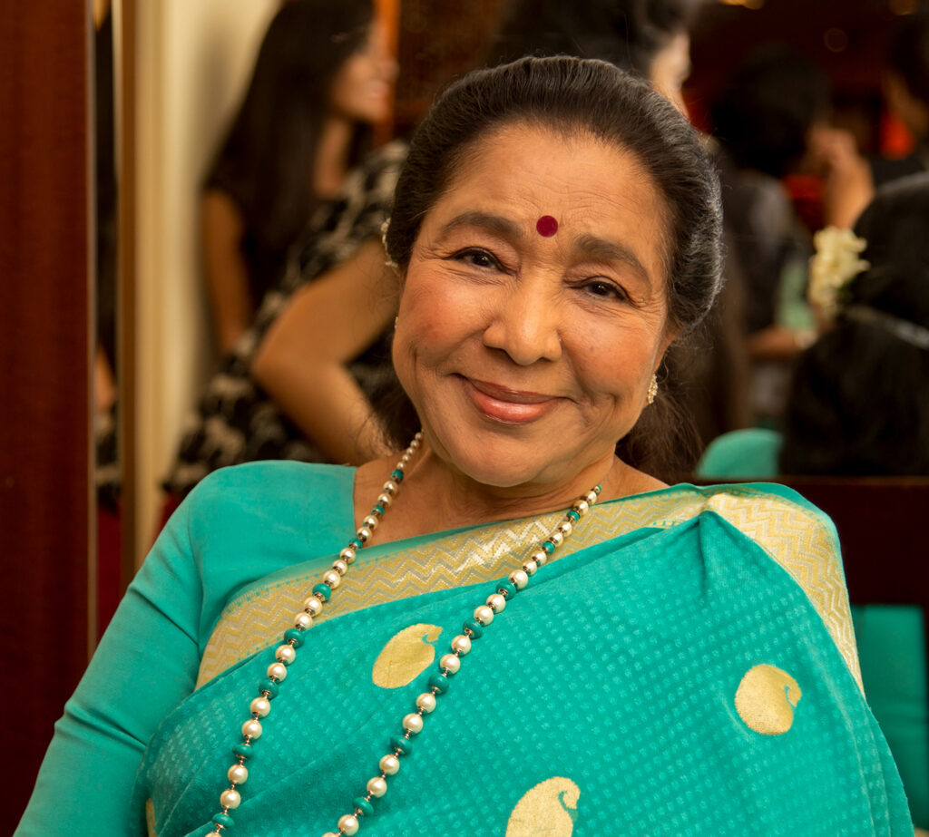 Asha Bhosle, 2015 - Foto: Firoze Edassery - Lizenz: https://creativecommons.org/licenses/by-sa/4.0/deed.en - Datei: https://commons.wikimedia.org/wiki/File:Ashaji.jpg