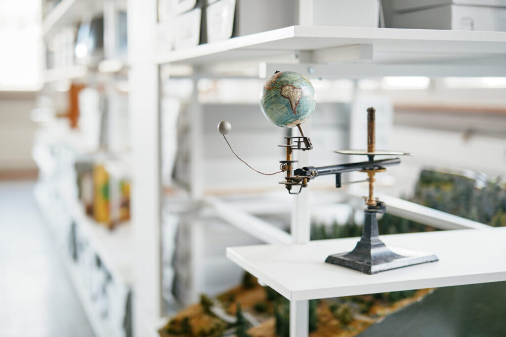 Blick ins «SchulSchaulager» - Foto: © https://schulmuseumbern.ch/