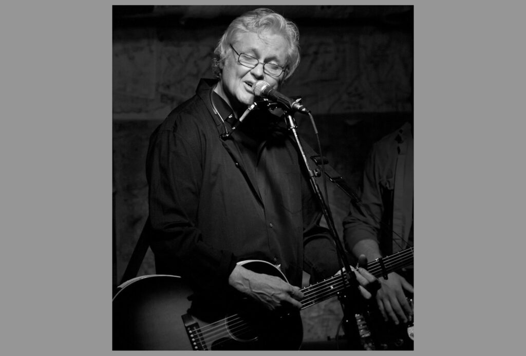 Songwriter Chip Taylor (James Wesley Voight) at Hill Country Live in NYC, 2012 - Foto: Sachyn Mital, https://www.flickr.com/people/sachyn/ - Lizenz: https://creativecommons.org/licenses/by-sa/3.0/deed.en - Datei: https://commons.wikimedia.org/wiki/File:Chip_Taylor.jpg