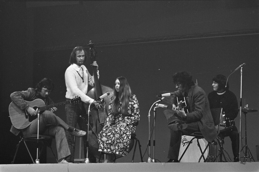 Pentangle im Jahr 1969 mit Terry Cox ganz rechts im Bild - Foto: Nationaal Archief, https://www.nationaalarchief.nl/onderzoeken/fotocollectie/ab61441a-d0b4-102d-bcf8-003048976d84 - Creative Commons CC0 1.0 Universal Public Domain Dedication - Datei: https://commons.wikimedia.org/wiki/File:De_Engelse_folkgroup_Pentangle.,_Bestanddeelnr_922-1752.jpg