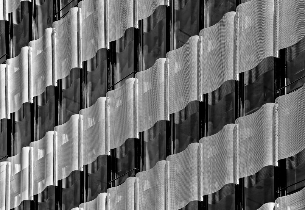 Toni-Areal Zürich, Aussenfassade der Zürcher Hochschule der Künste, 2017 - Foto: Ricardo Gomez Angel ripato, https://unsplash.com/de/fotos/ein-schwarz-weiss-foto-einer-fensterwand-7E6IoZaAVv0 - Lizenz: Creative Commons CC0 1.0 Universal Public Domain Dedication - Datei: https://commons.wikimedia.org/wiki/File:Diagonal_filigree_(Unsplash).jpg