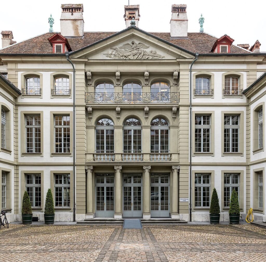 Erlacherhof Bern - Foto: JoachimKohlerBremen, 2019, https://commons.wikimedia.org/wiki/User:JoachimKohler-HB (Ausschnitt) - Lizenz: https://creativecommons.org/licenses/by-sa/4.0/deed.en - Datei:https://de.wikipedia.org/wiki/Erlacherhof#/media/Datei:Erlacherhof_in_Bern.jpg