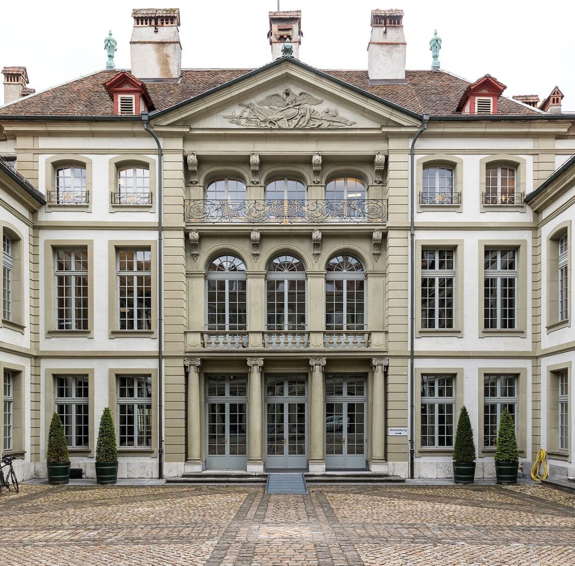 Erlacherhof Bern - Foto: JoachimKohlerBremen, 2019, https://commons.wikimedia.org/wiki/User:JoachimKohler-HB (Ausschnitt) - Lizenz: https://creativecommons.org/licenses/by-sa/4.0/deed.en - Datei:https://de.wikipedia.org/wiki/Erlacherhof#/media/Datei:Erlacherhof_in_Bern.jpg