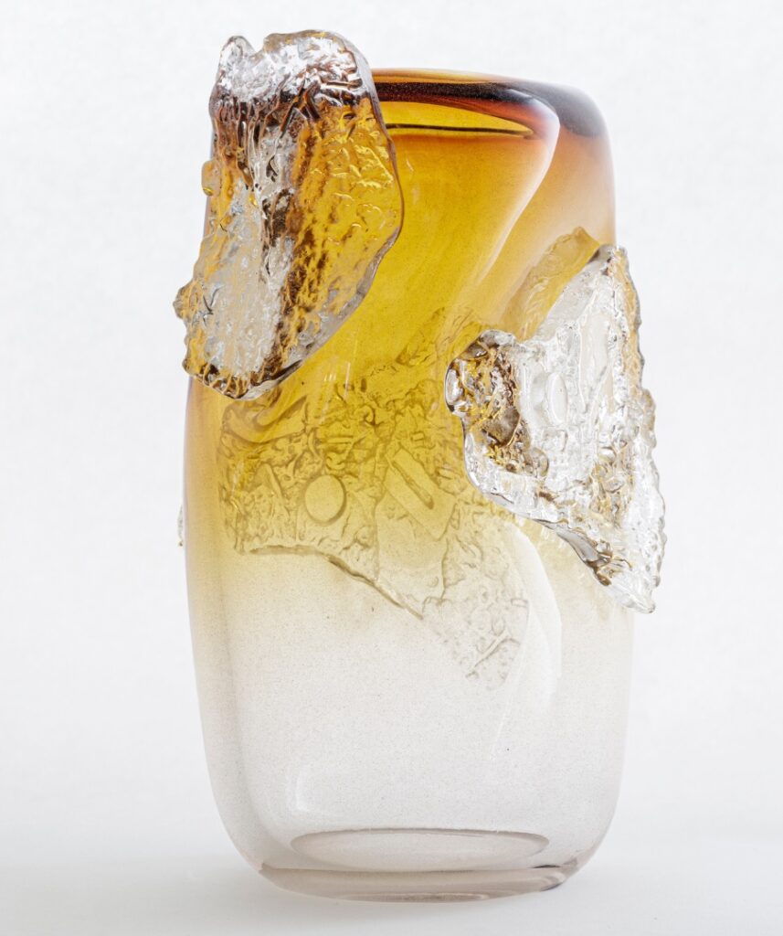 Helena Tapajnová, Vase deformed by pattern, 2026. © Photo : Maria Patzschke