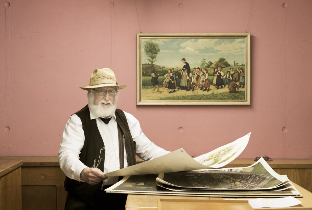 Kurt H. Hofer (1944-2017), der Gründer des Schulmuseum Bern, wollte seit seinem Eintritt ins Lehrerseminar Hofwil dereinst ein Schulmuseum schaffen und betreiben. So begann er damit, alles zu sammeln, was zur Schulkultur gehörte. In den 1990er-Jahren wurde es bei ihm zuhause zu eng, sodass ein neuer Platz für das stetig wachsende Archiv gefunden werden musste. Foto: © https://schulmuseumbern.ch/ueber-uns/