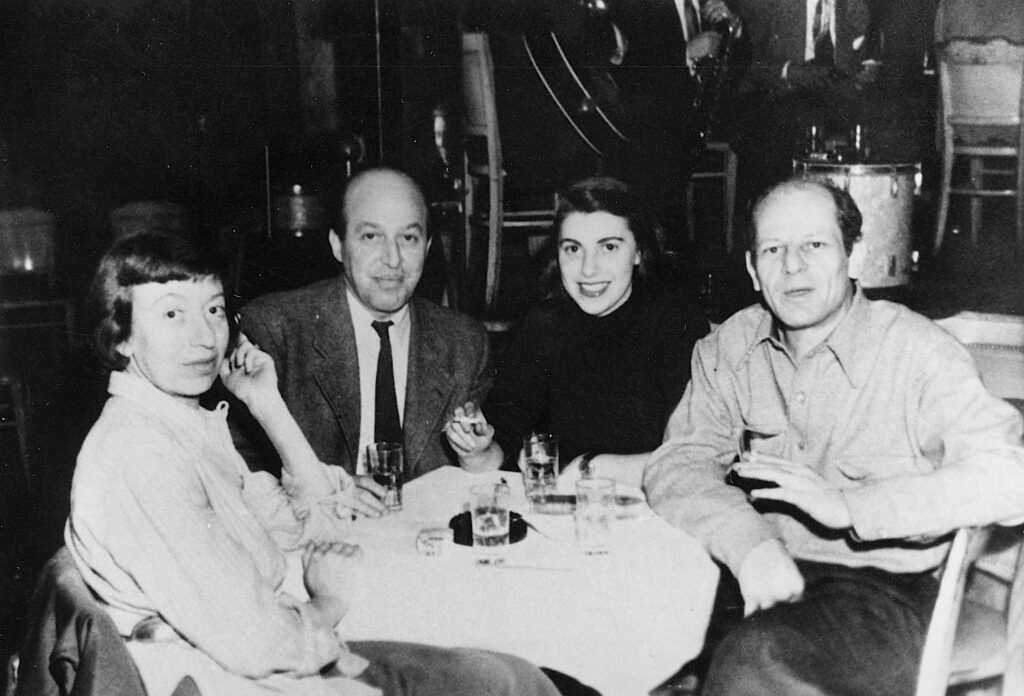 (v.l.) Lee Krasner, Clement Greenberg, Helen Frankenthaler und Jackson Pollock im Jazzclub Eddie Condon's, New York, Januar 1951 - Creditline: Helen Frankenthaler Foundation Archives, New York. Photographer unknown