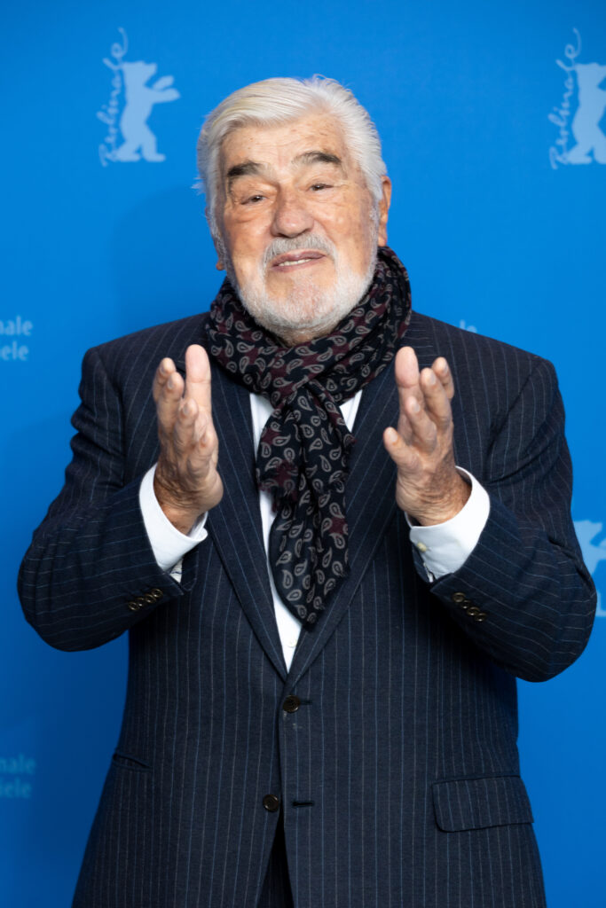 Mario Adorf, 2019 - Foto: Martin Kraft, https://photo.martinkraft.com/ - Lizenz: https://creativecommons.org/licenses/by-sa/4.0/legalcode.de - Datei: https://commons.wikimedia.org/wiki/File:MJK_36841_Mario_Adorf_(Es_h%C3%A4tte_schlimmer_kommen_k%C3%B6nnen,_Berlinale_2019).jpg