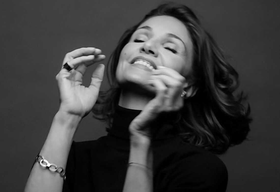 Nadia Farès - Foto: © Matthieu Camille Colin, https://www.facebook.com/photo/?fbid=2169003496839189&set=a.112410662498493 (Ausschnitt) / https://www.instagram.com/matthieu_camille_colin79?fbclid=IwY2xjawRQcHhleHRuA2FlbQIxMABicmlkETF3cUZTdFN4VUJhcGJoZGRFc3J0YwZhcHBfaWQQMjIyMDM5MTc4ODIwMDg5MgABHoOGm27H_5bvY3r53kvZlH6cmeTYT104NmcZM9Kg0lfr8g189bkvm0dnJgVj_aem_ujIUN1Dj976-eFbG1mAslg