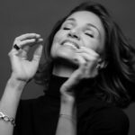 Nadia Farès - Foto: © Matthieu Camille Colin, https://www.facebook.com/photo/?fbid=2169003496839189&set=a.112410662498493 (Ausschnitt) / https://www.instagram.com/matthieu_camille_colin79?fbclid=IwY2xjawRQcHhleHRuA2FlbQIxMABicmlkETF3cUZTdFN4VUJhcGJoZGRFc3J0YwZhcHBfaWQQMjIyMDM5MTc4ODIwMDg5MgABHoOGm27H_5bvY3r53kvZlH6cmeTYT104NmcZM9Kg0lfr8g189bkvm0dnJgVj_aem_ujIUN1Dj976-eFbG1mAslg